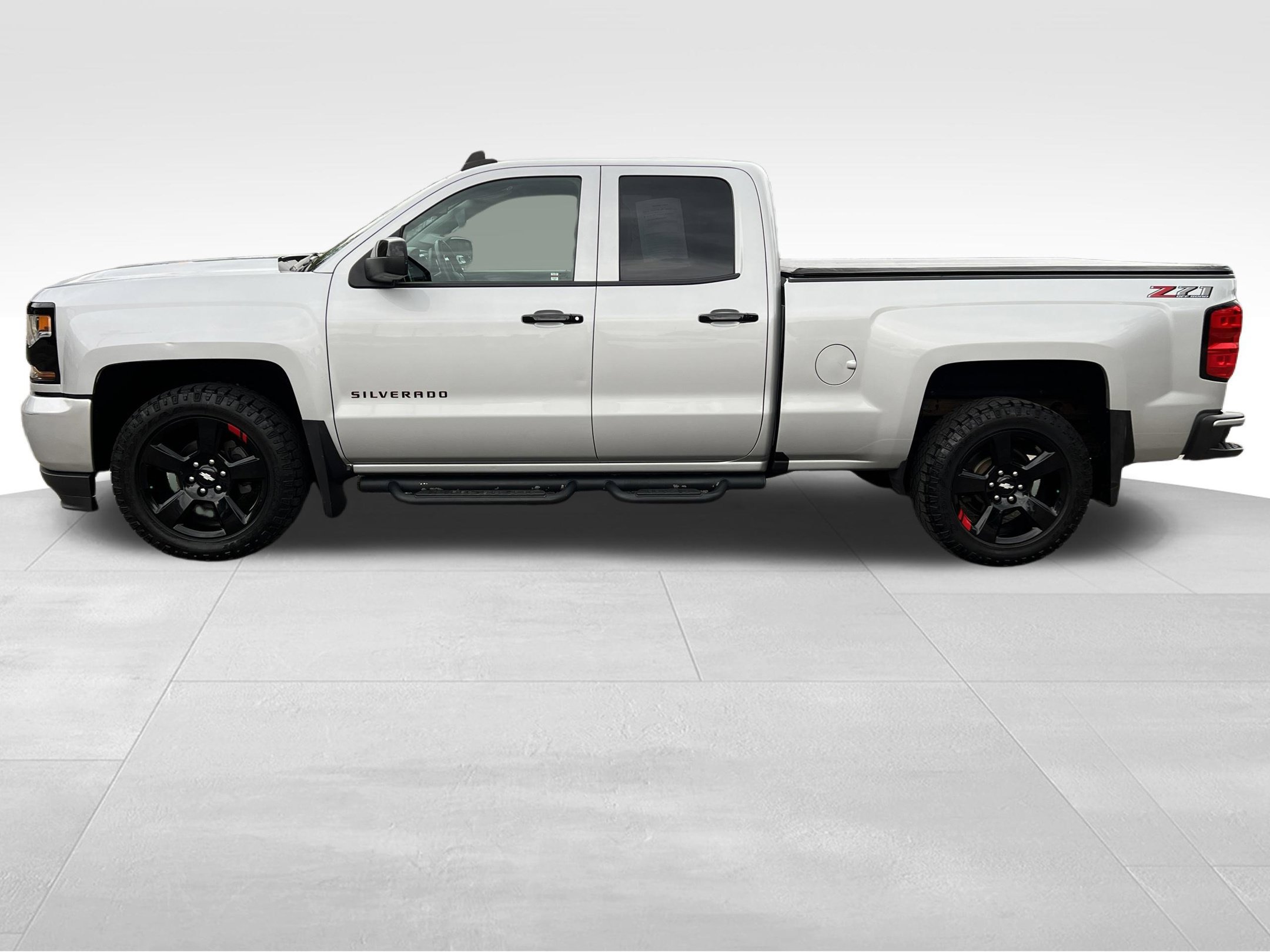 Used 2018 Chevrolet Silverado 1500 LT w/ Redline Edition AWD/4WD image 10