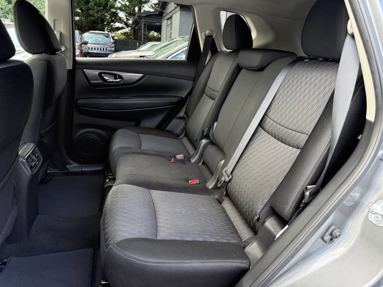 Used 2017 Nissan Rogue SV w/ SV Premium Package image 11