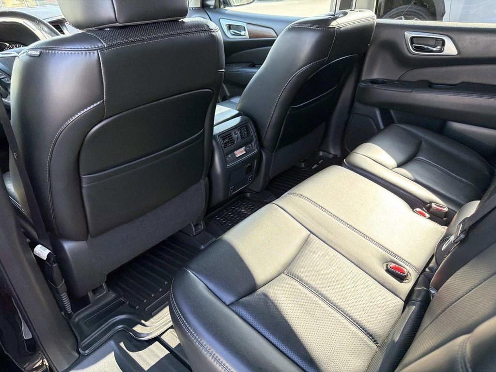 Used 2017 Nissan Pathfinder Platinum image 16