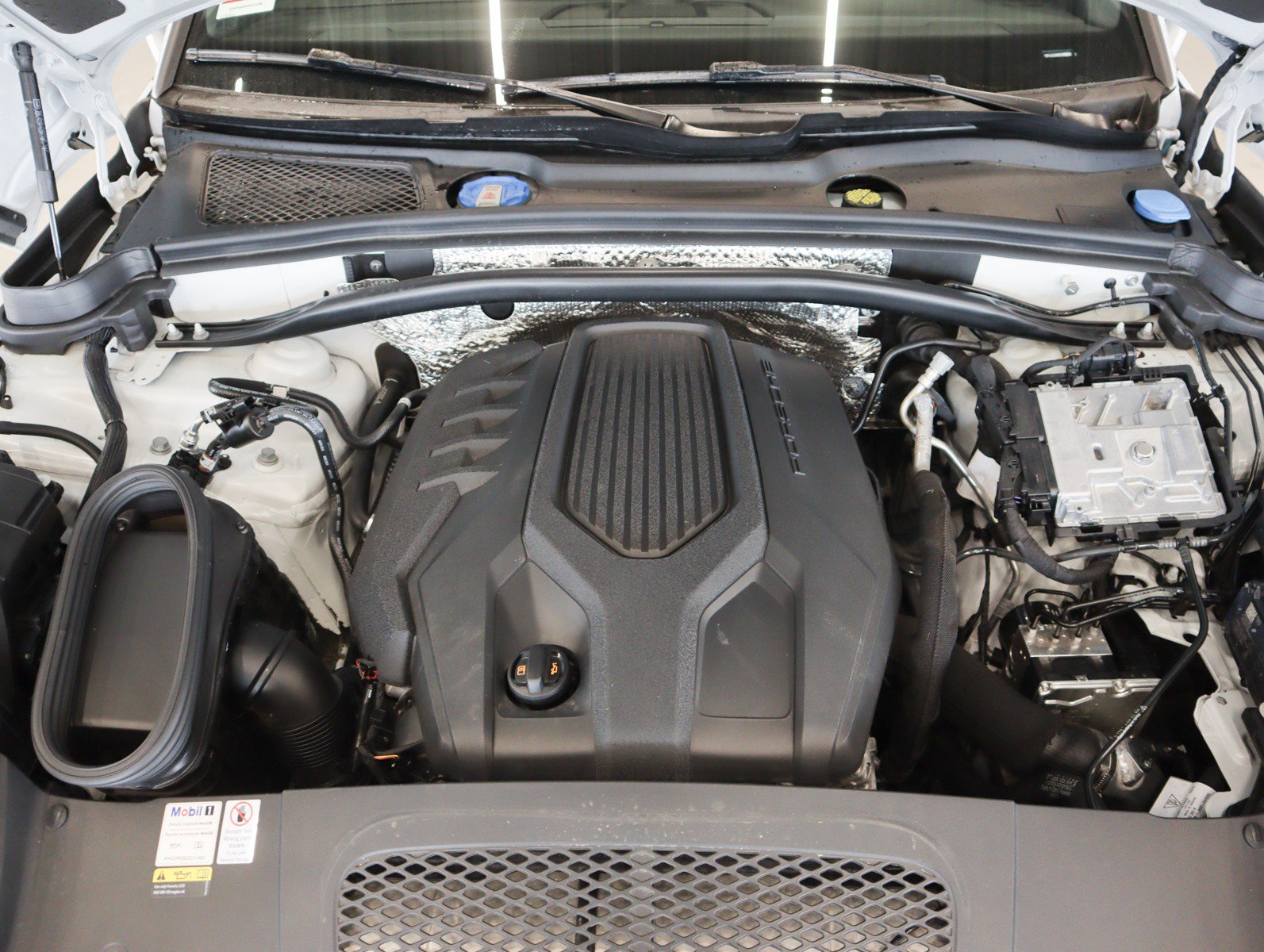 Certified 2022 Porsche Macan image 24