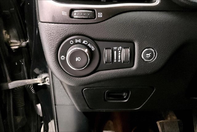 Used 2019 Jeep Cherokee Trailhawk w/ Comfort & Convenience Group AWD/4WD image 47