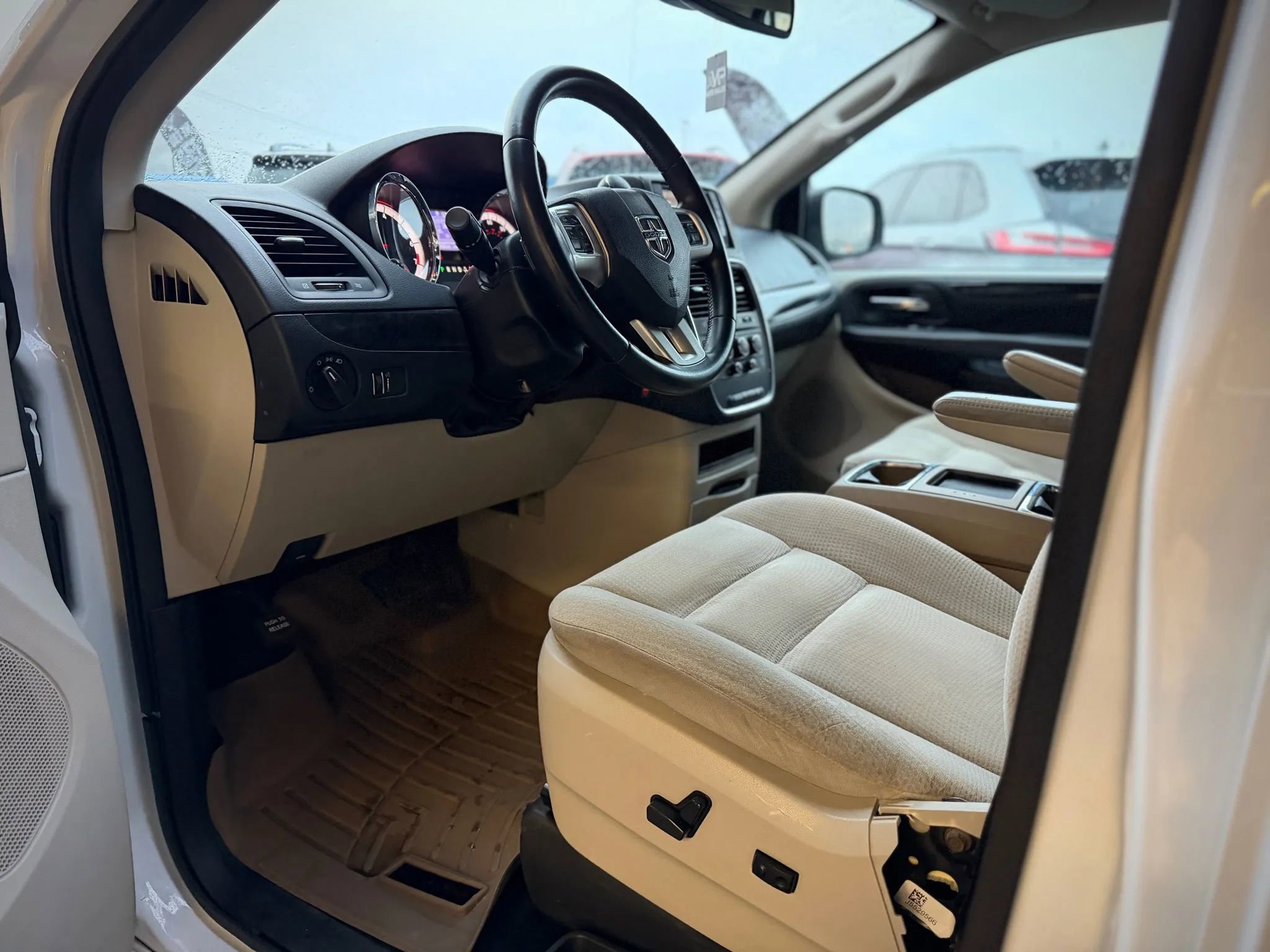 Used 2019 Dodge Grand Caravan SE w/ UConnect Hands-Free Group image 2