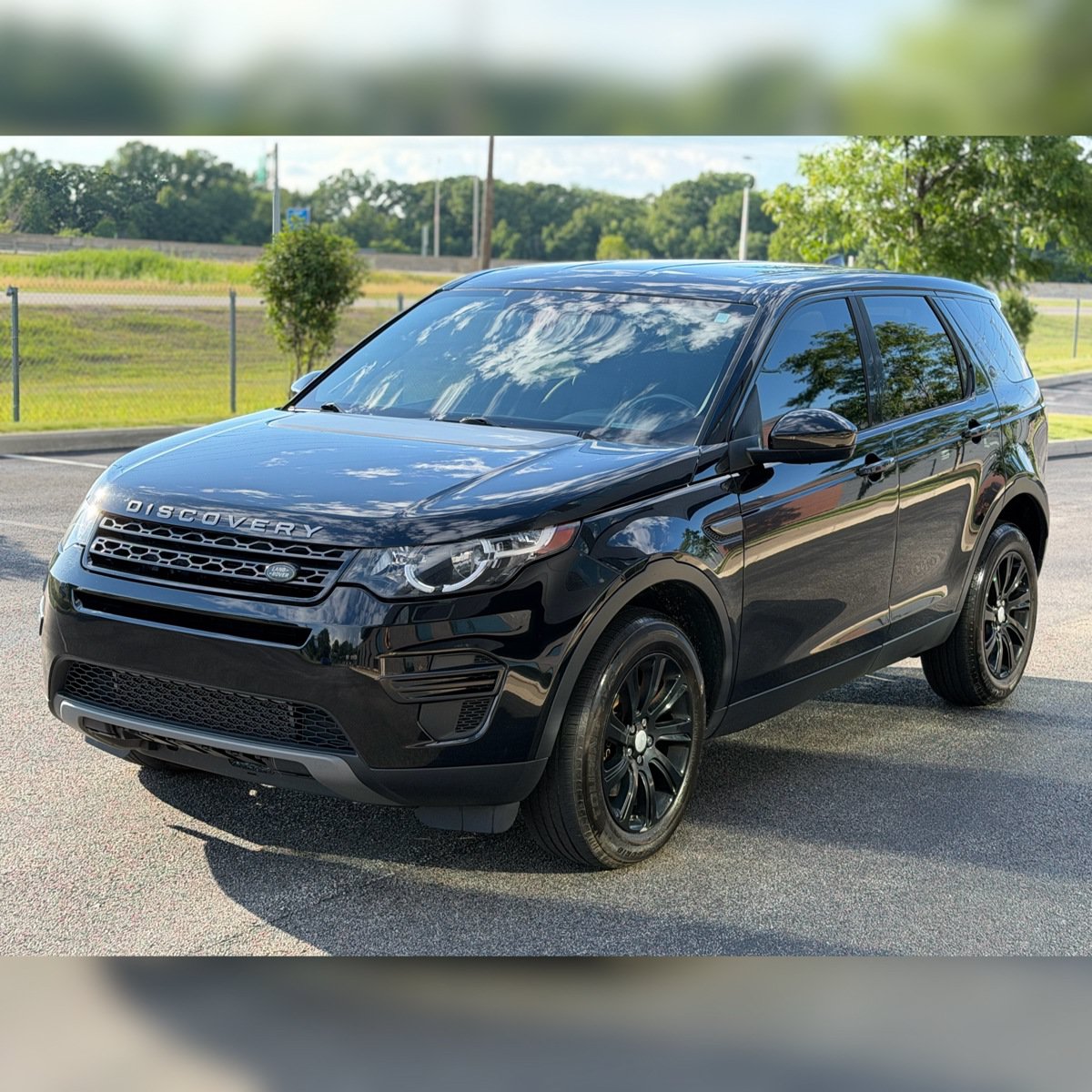 Used 2017 Land Rover Discovery Sport SE AWD/4WD image 4