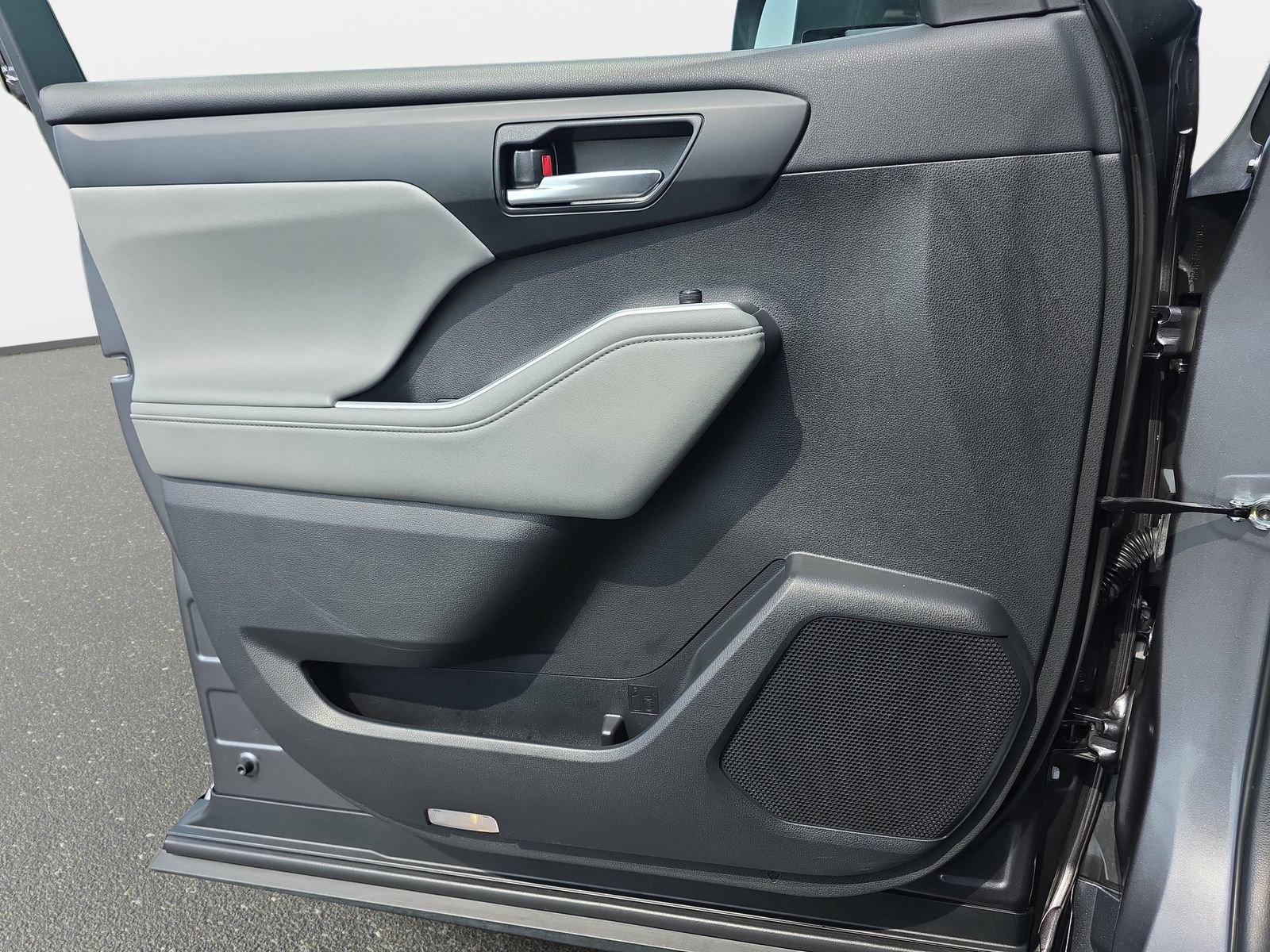 Used 2023 Toyota Highlander XLE FWD image 36