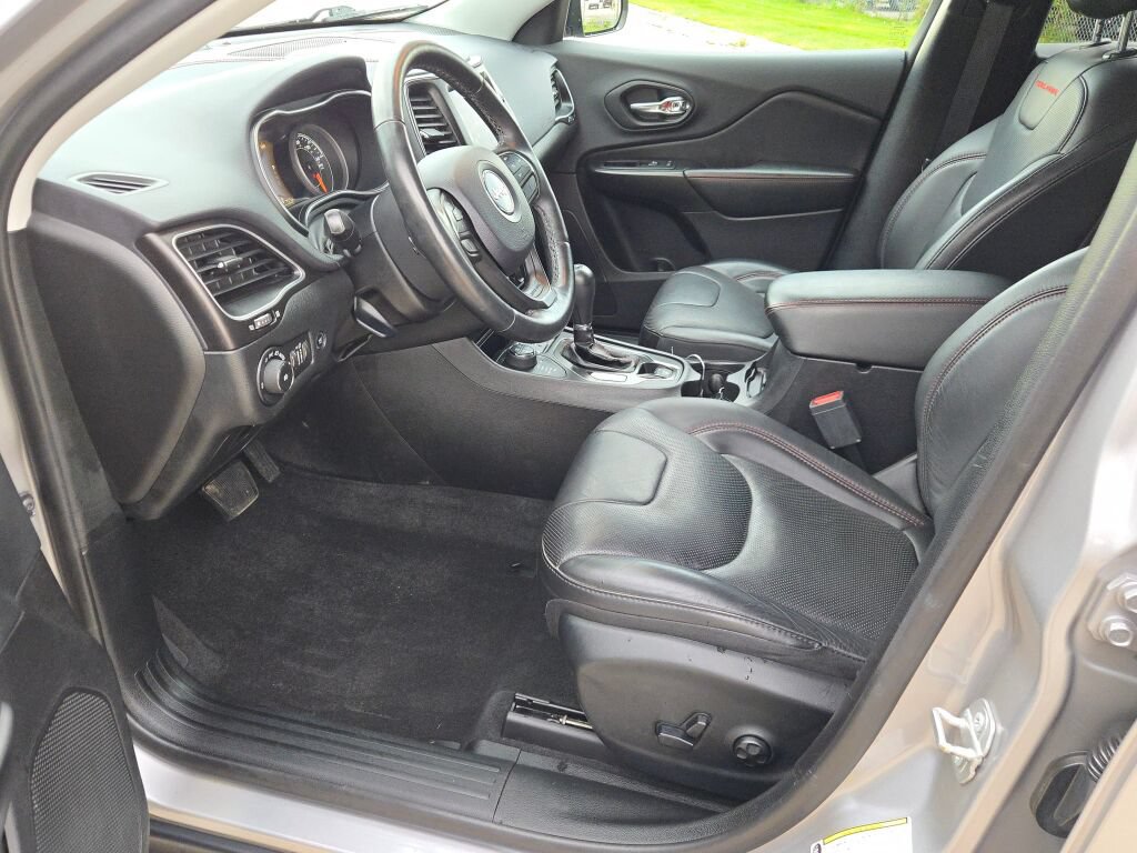 Used 2019 Jeep Cherokee Trailhawk AWD/4WD image 26
