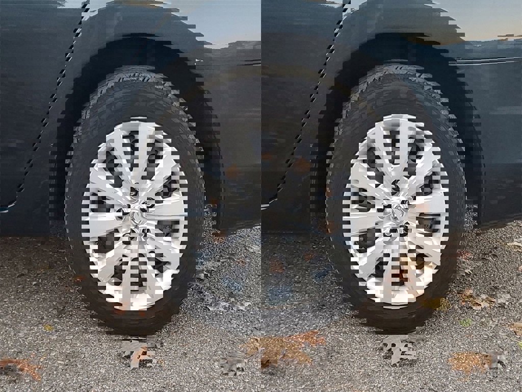 Used 2015 Nissan Sentra S image 29