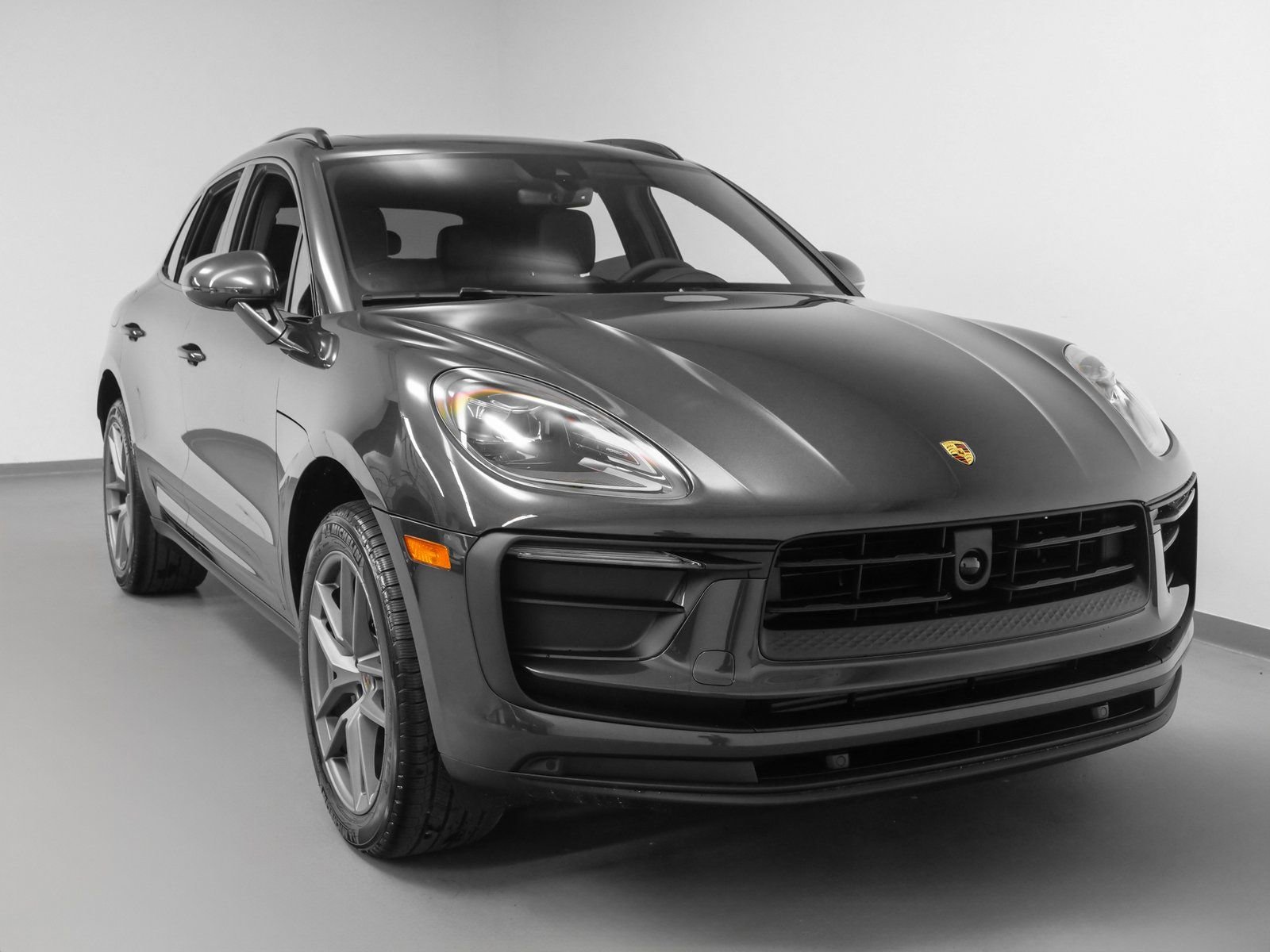 Certified 2025 Porsche Macan AWD/4WD image 8