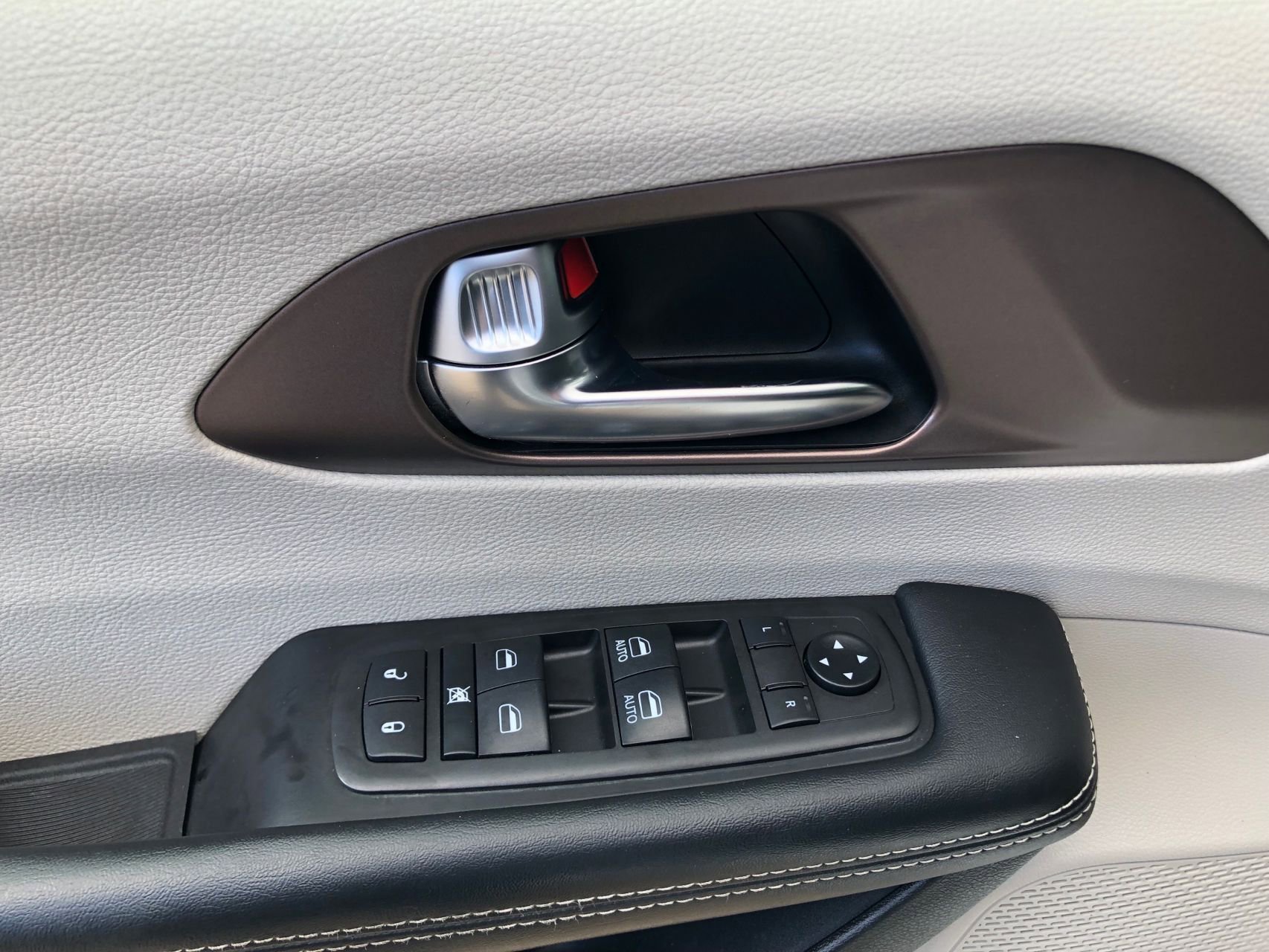 Used 2021 Chrysler Voyager LX image 11