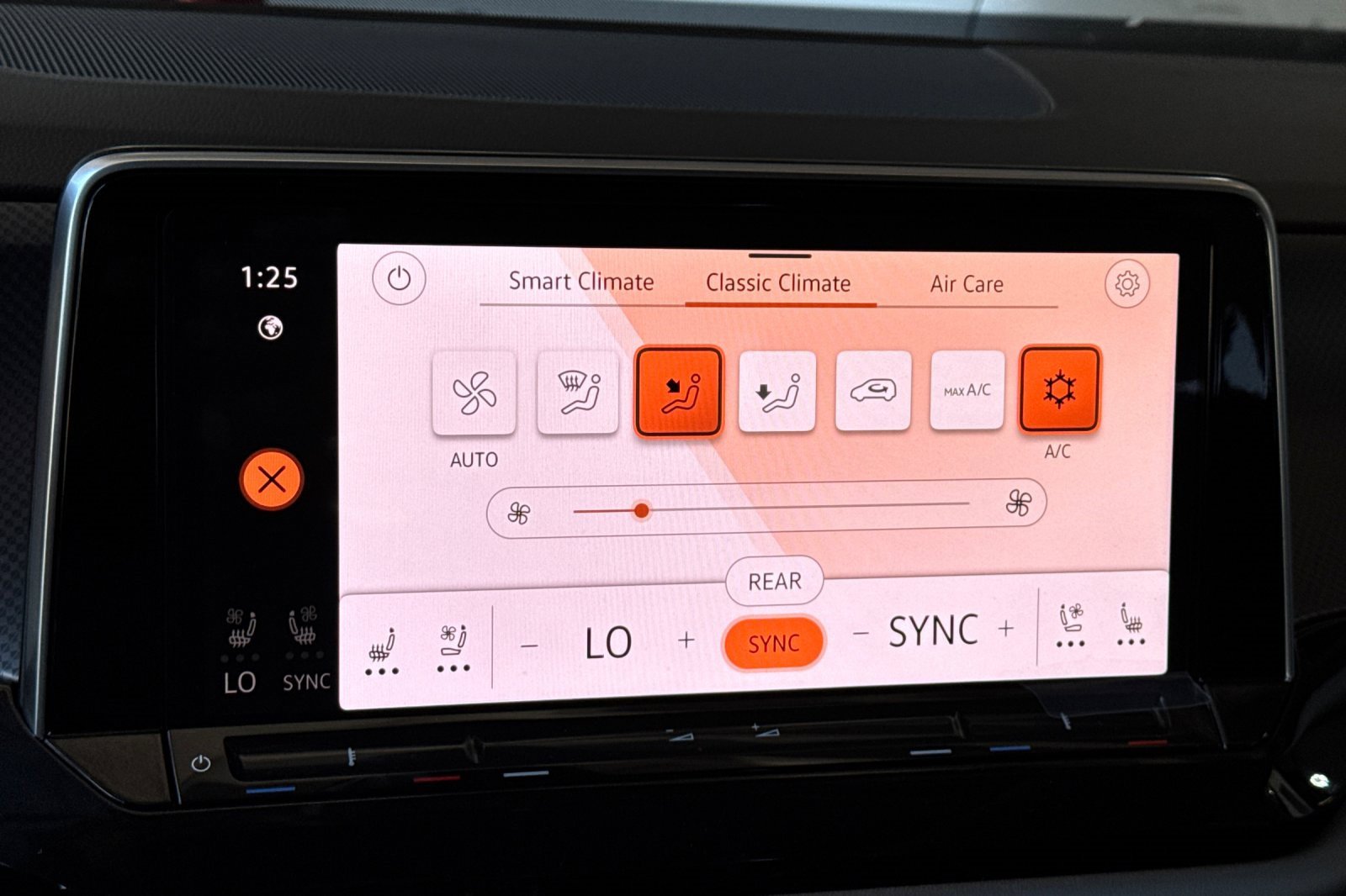 New 2025 Volkswagen Atlas Peak Edition SE image 18