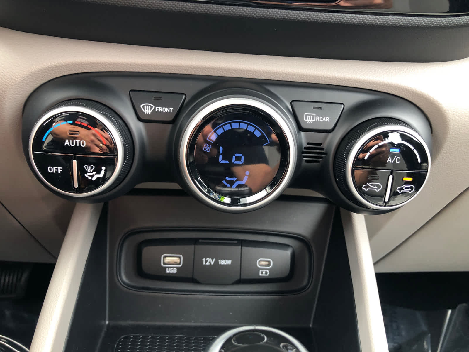 Used 2025 Hyundai Venue SEL FWD image 17