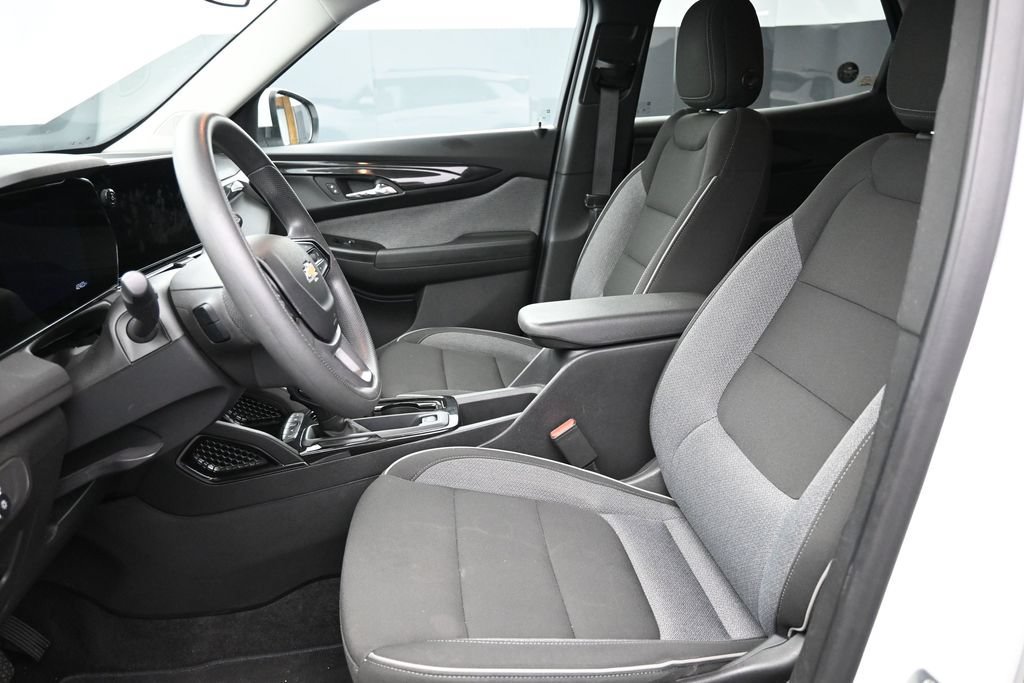 Used 2025 Chevrolet TrailBlazer LT AWD/4WD image 16