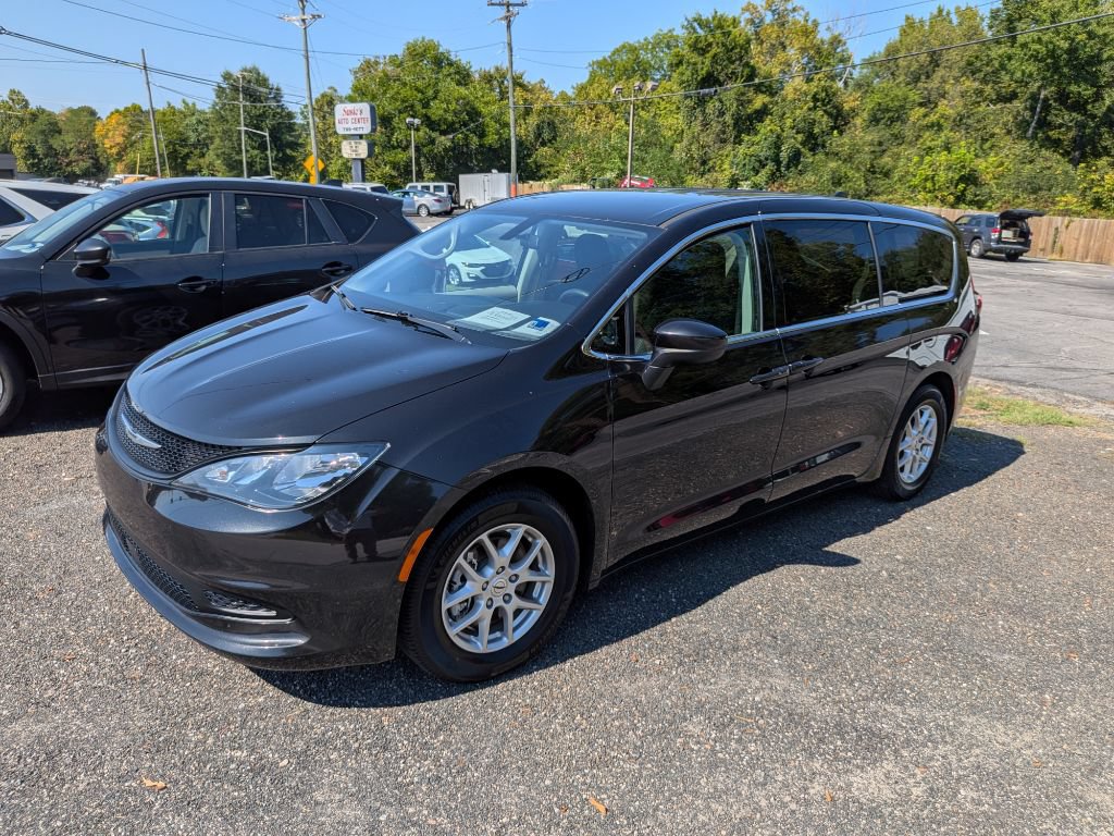 Used 2021 Chrysler Voyager LX FWD image 1