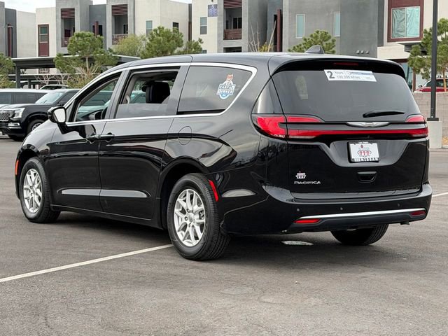Used 2024 Chrysler Pacifica Touring-L image 3
