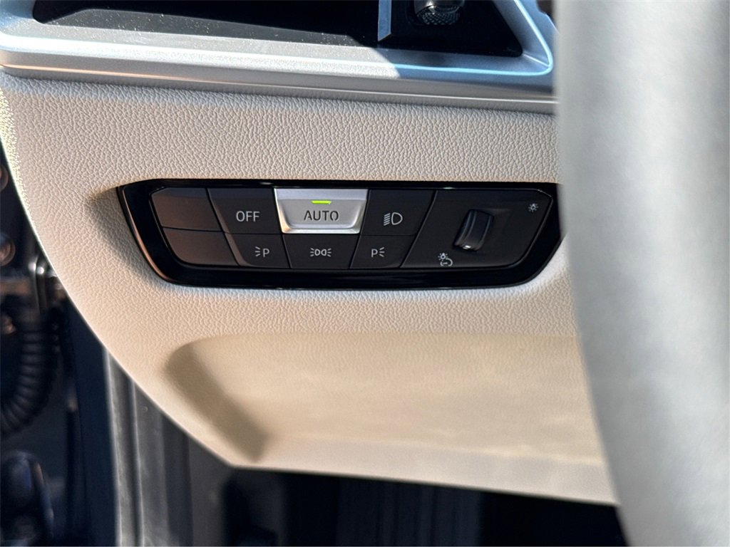 New 2025 BMW 330i Sedan w/ Convenience Package image 24