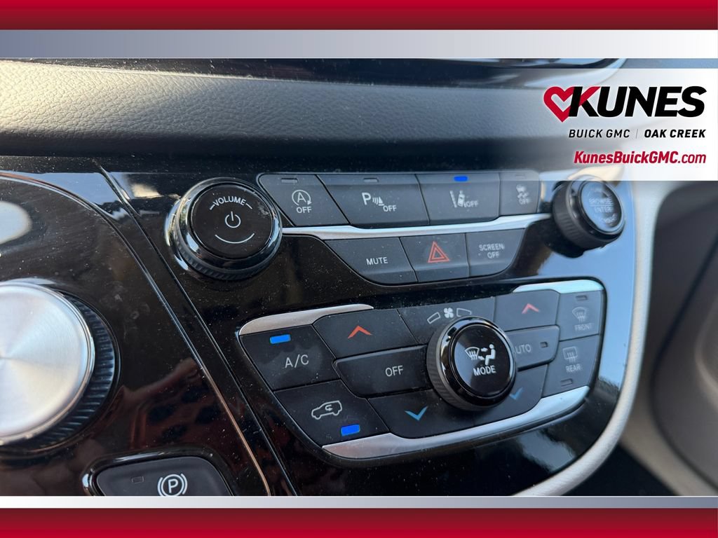 Used 2023 Chrysler Pacifica Touring-L FWD image 27