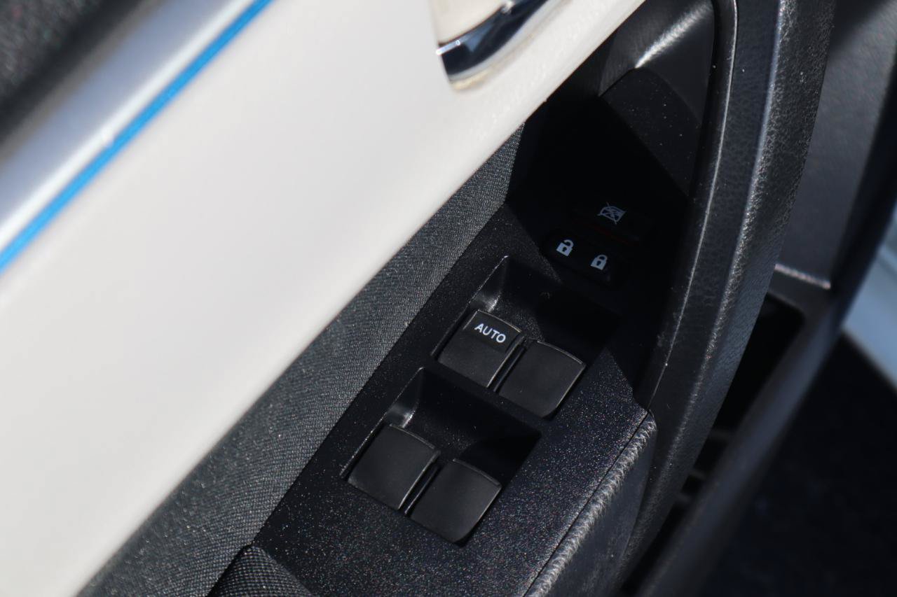 Used 2015 Toyota Corolla LE FWD image 46