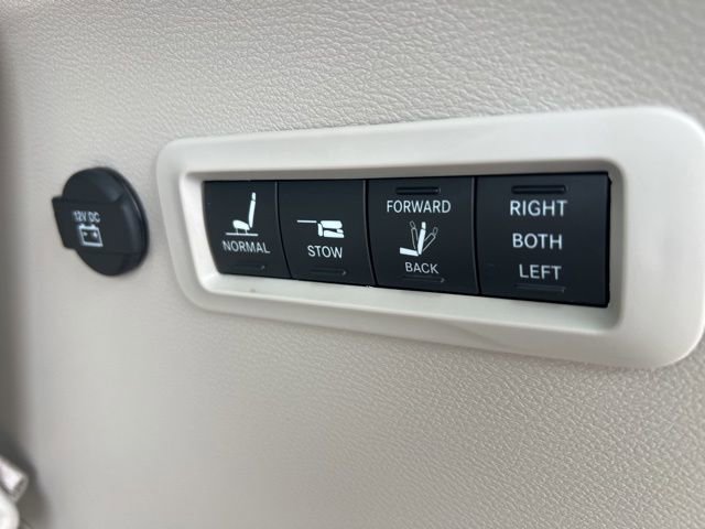 Used 2021 Chrysler Pacifica Limited w/ Uconnect Theater Family Group image 32