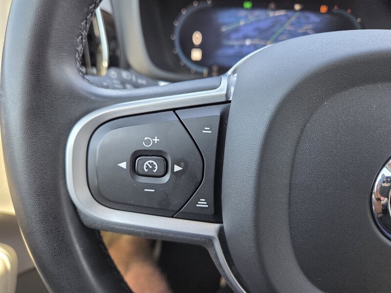 Used 2022 Volvo XC60 B5 Momentum AWD/4WD image 16