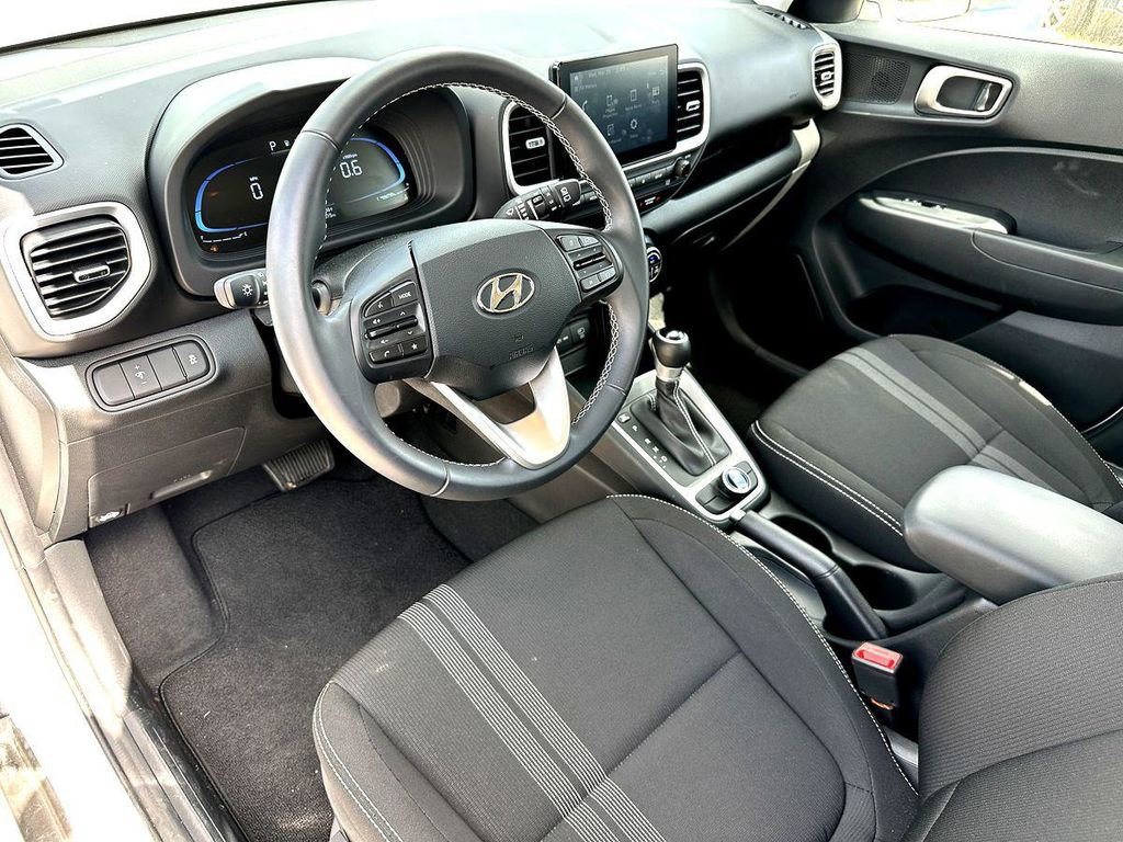 Used 2025 Hyundai Venue SEL FWD image 15