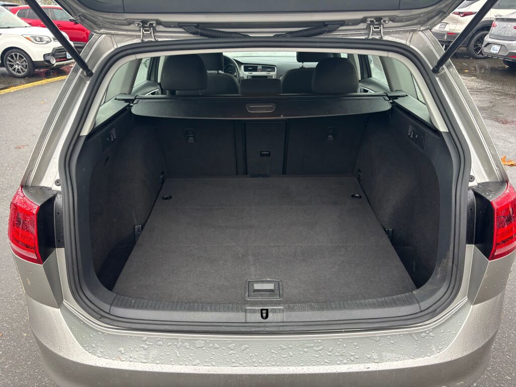 Used 2017 Volkswagen Golf S image 9