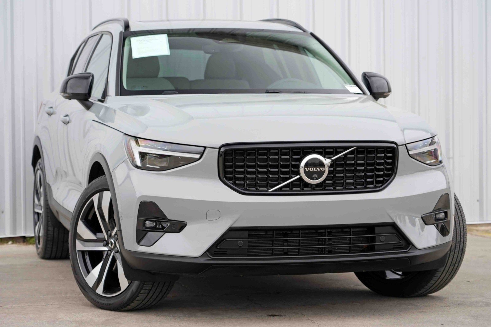Used 2024 Volvo XC40 B5 Ultimate w/ Protection Package Premier image 4