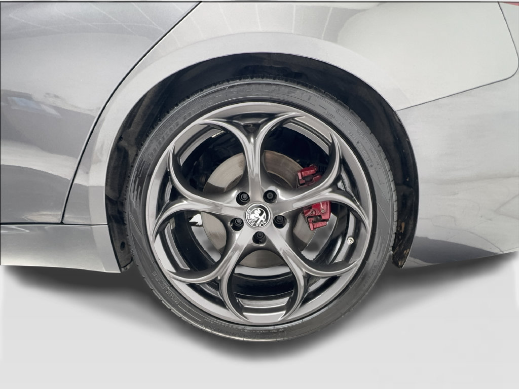 Used 2019 Alfa Romeo Giulia w/ Quick Order Package 22K Sport RWD image 13