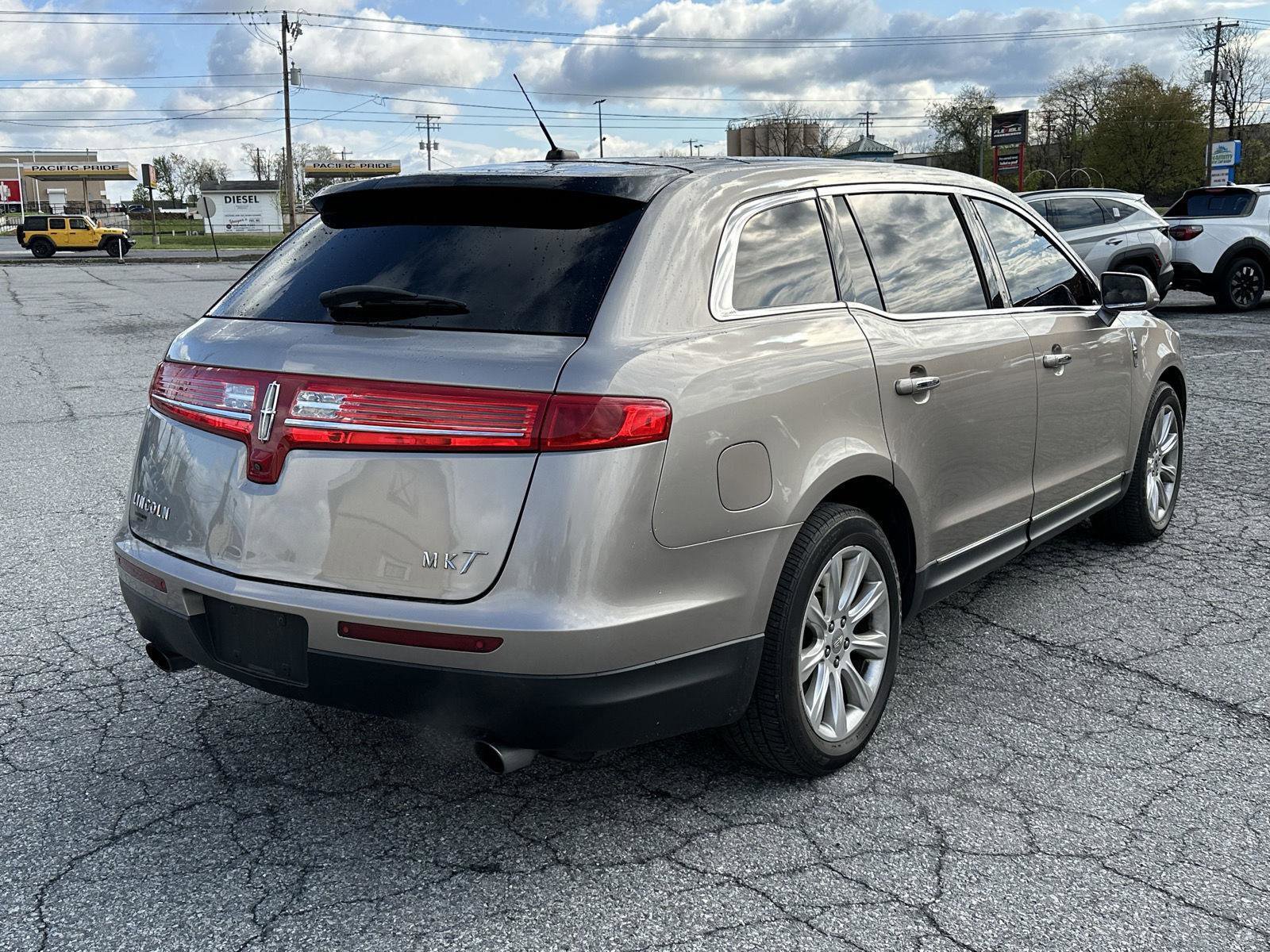 Used 2018 Lincoln MKT AWD image 8