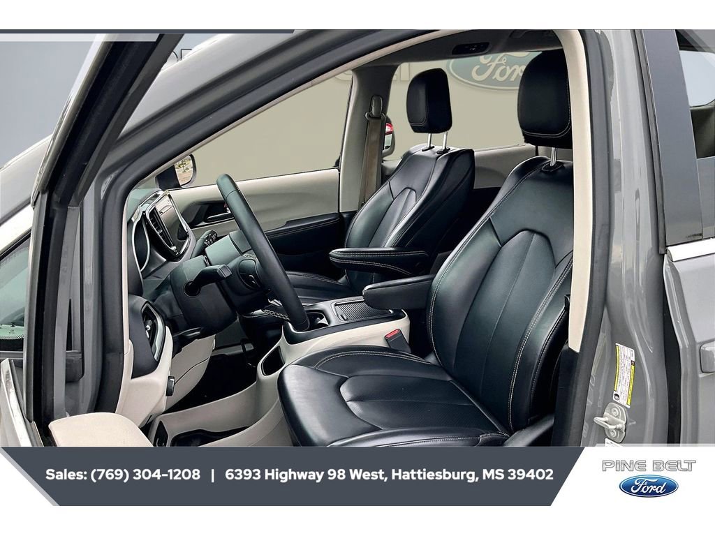Used 2023 Chrysler Pacifica Touring-L image 18