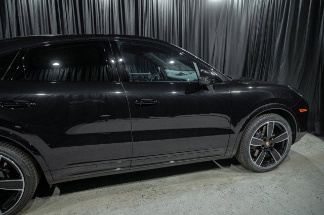 Used 2022 Porsche Cayenne Turbo image 4