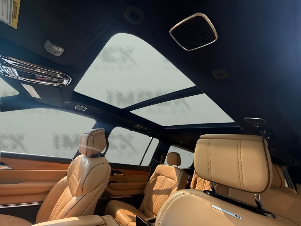 Used 2022 Jeep Grand Wagoneer Series III AWD/4WD image 10