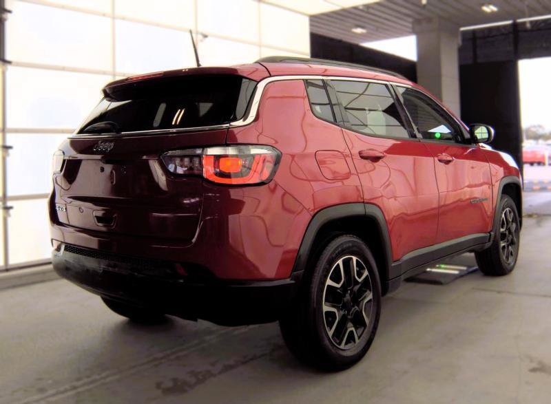 Used 2018 Jeep Compass Latitude w/ Cold Weather Group AWD/4WD image 3