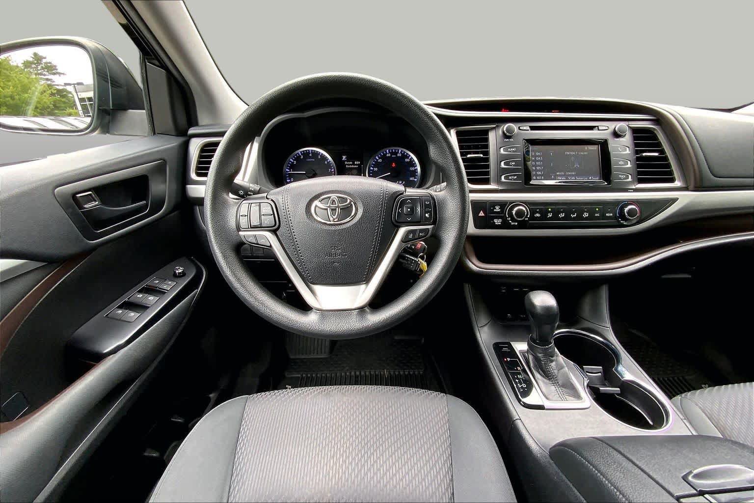 Used 2019 Toyota Highlander LE AWD/4WD image 6