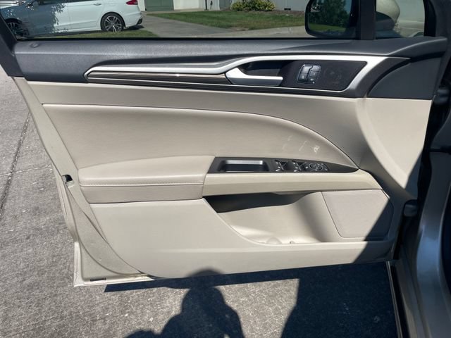 Used 2017 Ford Fusion SE w/ Fusion SE Technology Package FWD image 11