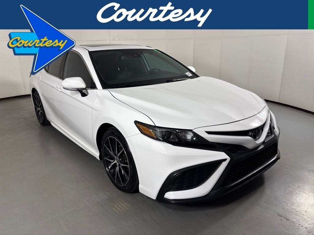 Used 2024 Toyota Camry SE w/ Convenience Package FWD image 1