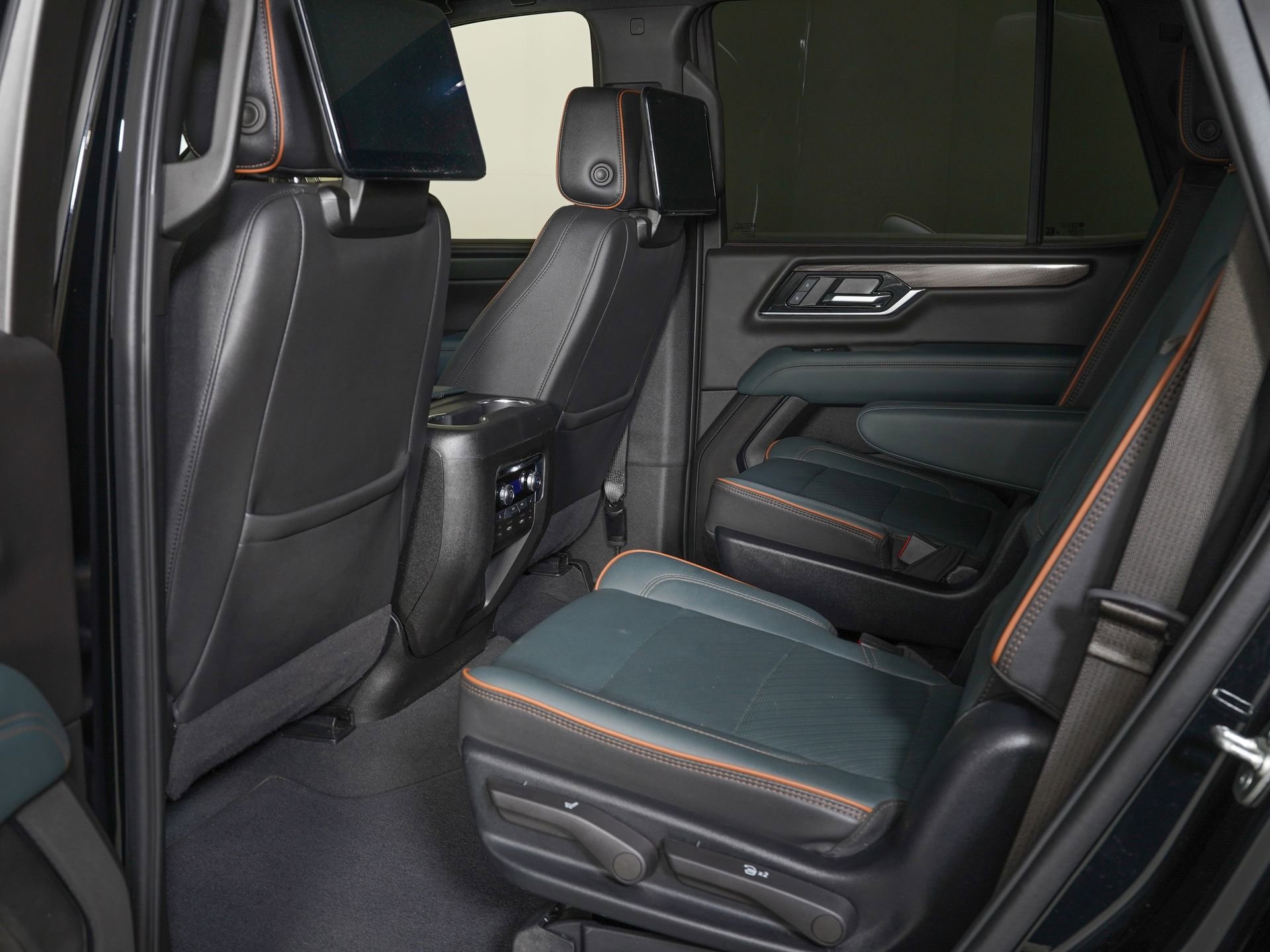 Used 2025 GMC Yukon AT4 w/ AT4 Premium Plus Package AWD/4WD image 15