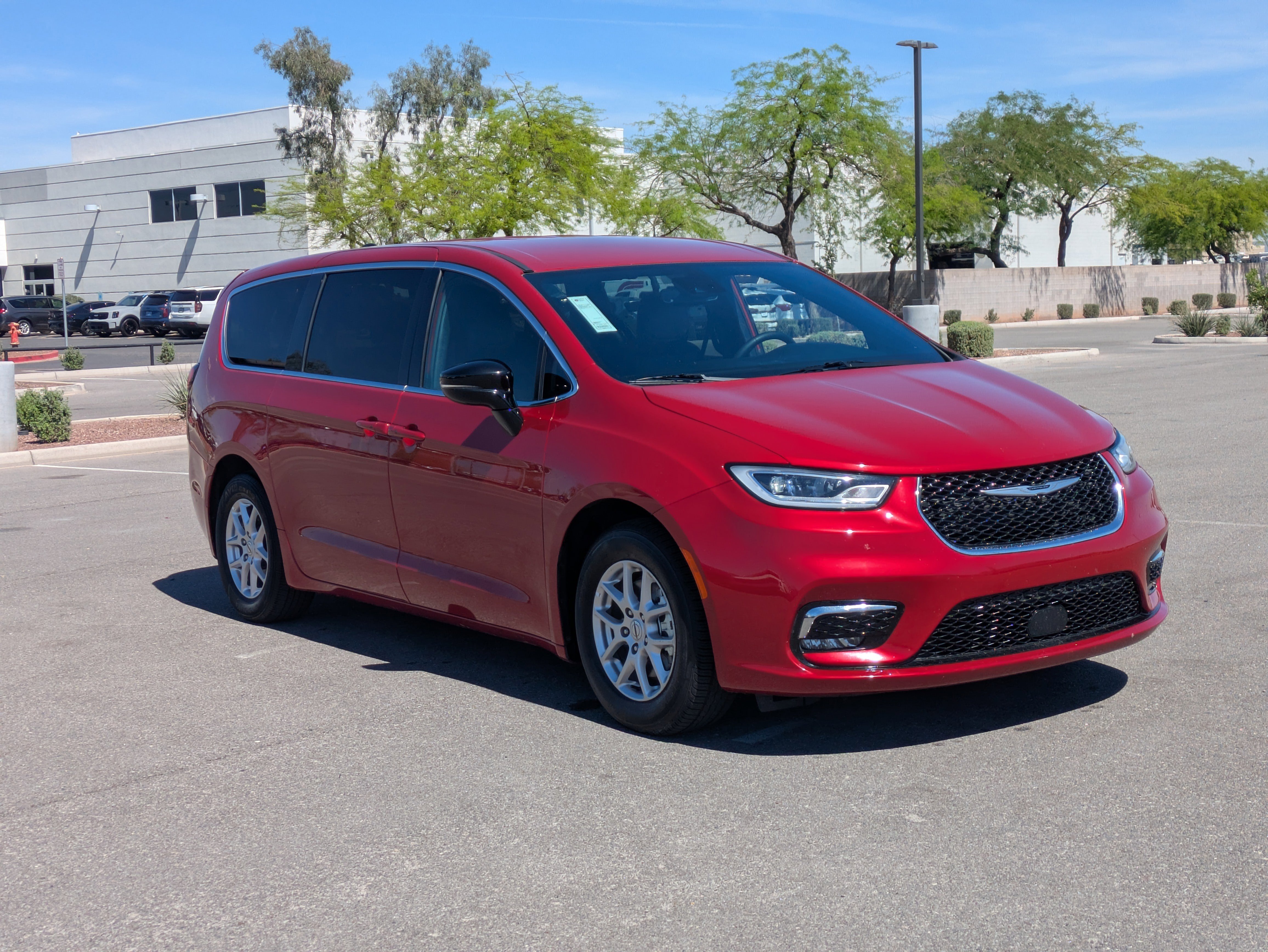 Used 2025 Chrysler Pacifica Select image 7