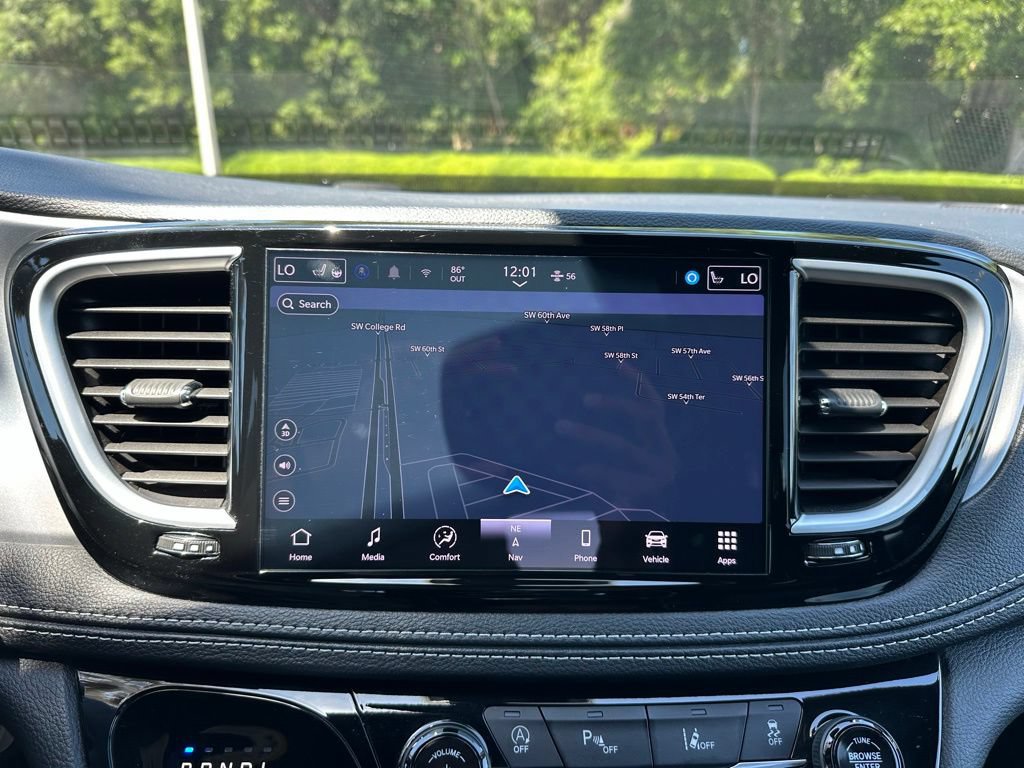 Used 2025 Chrysler Pacifica Limited FWD image 18
