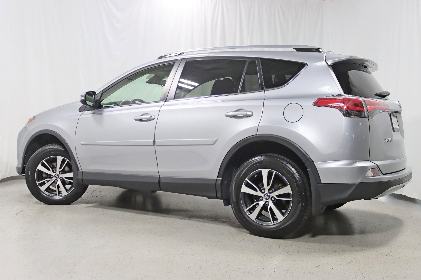 Used 2018 Toyota RAV4 XLE w/ Plus Extra Value Package AWD/4WD image 9