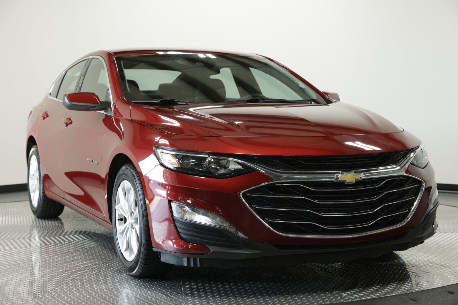 Used 2025 Chevrolet Malibu LT FWD image 2
