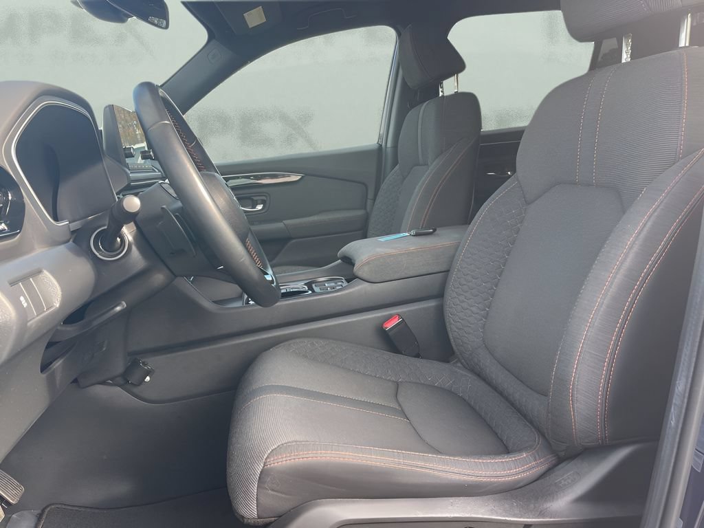 Used 2025 Honda Pilot Sport image 11