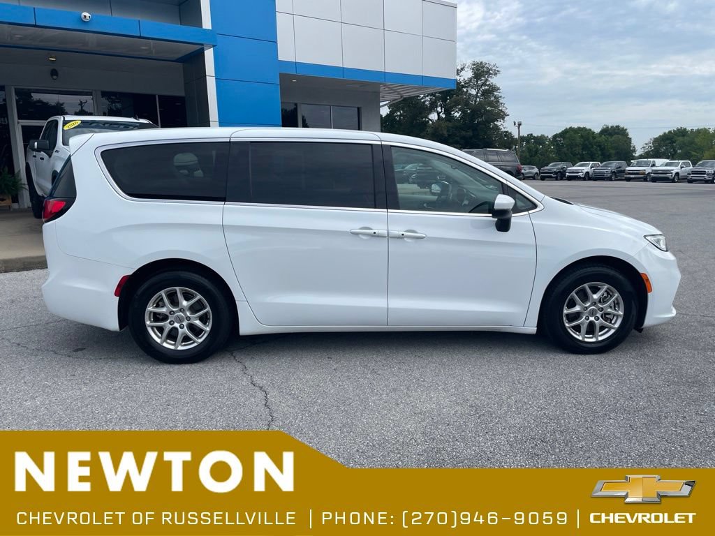 Used 2023 Chrysler Pacifica Touring-L FWD image 46