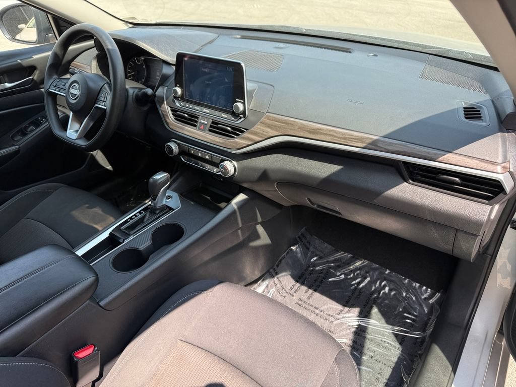 Used 2025 Nissan Altima 2.5 SV FWD image 17
