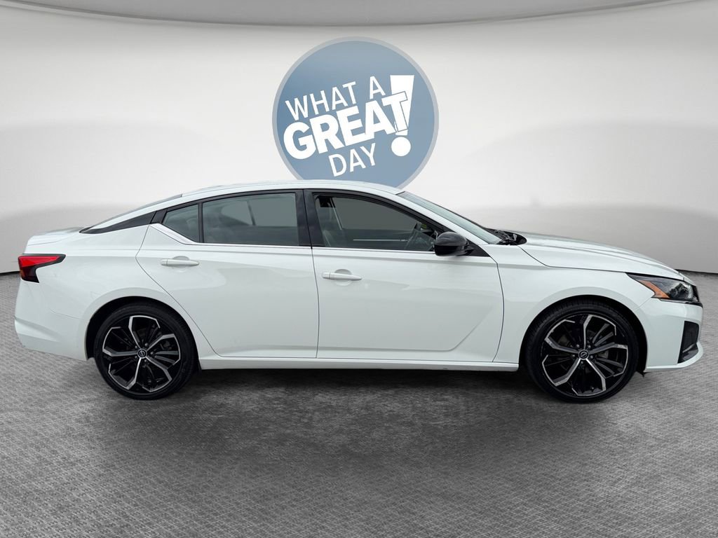 Used 2024 Nissan Altima 2.5 SR FWD image 2