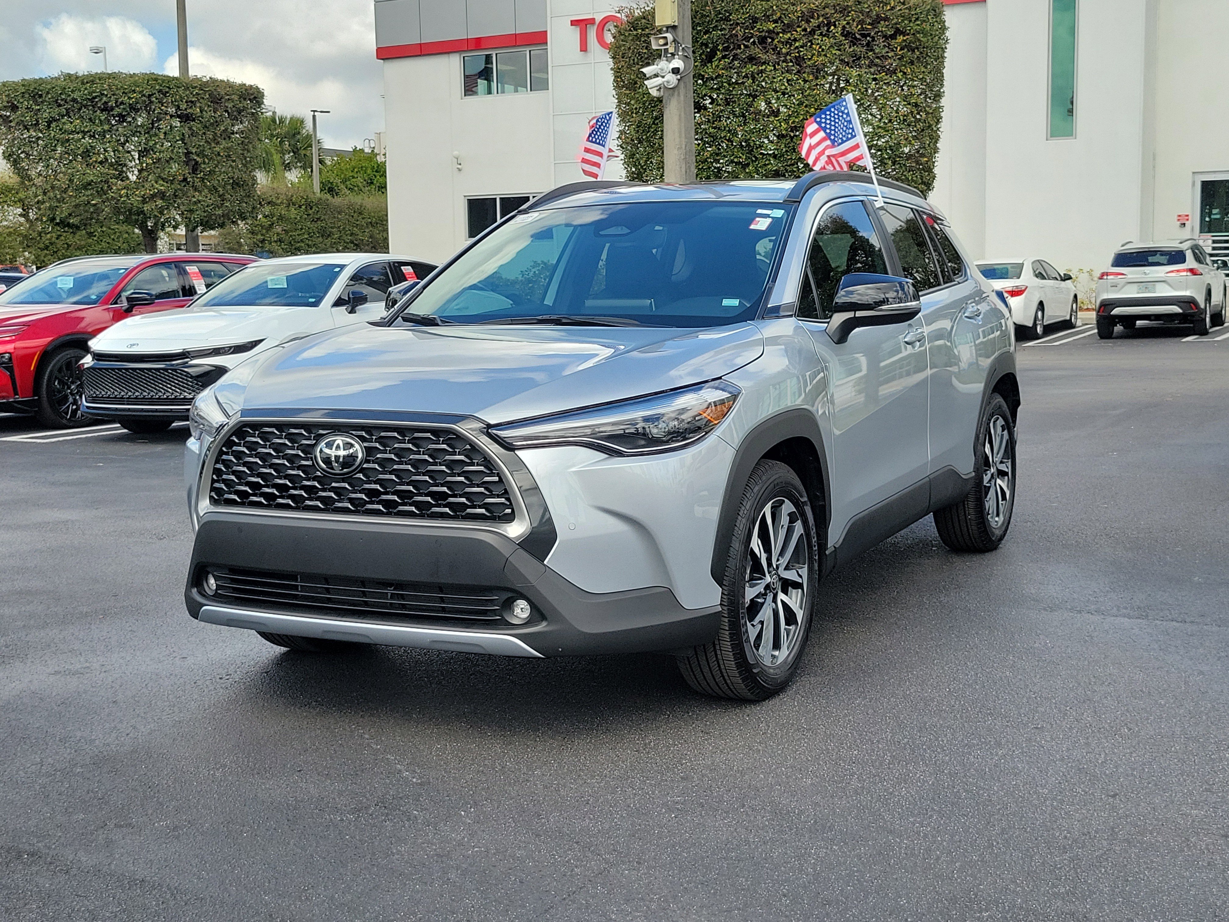 Used 2025 Toyota Corolla Cross XLE w/ Convenience Package image 5