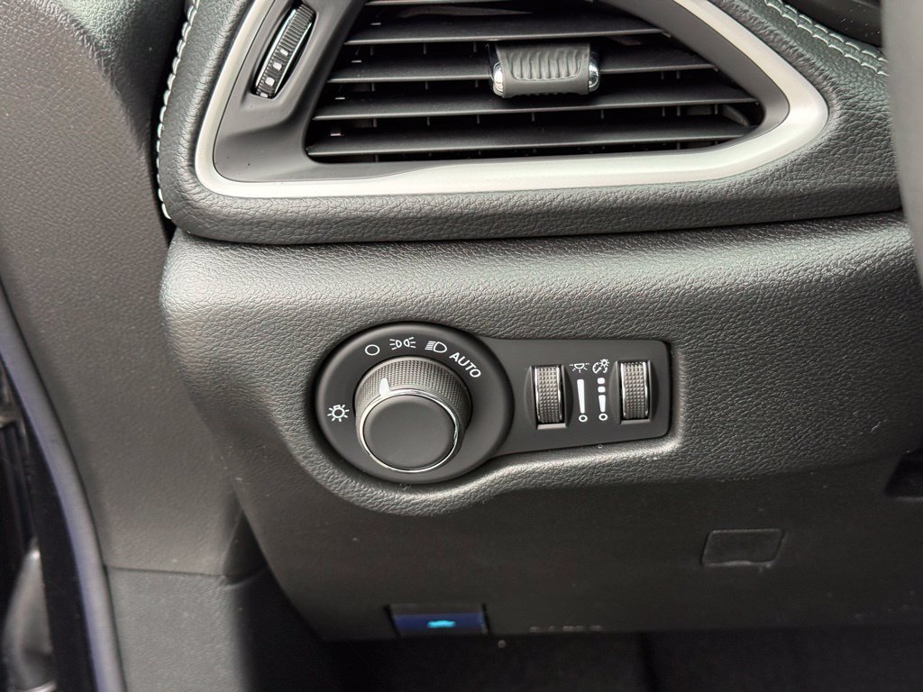 New 2027 Chrysler Pacifica Select w/ Family Tech Group FWD image 17