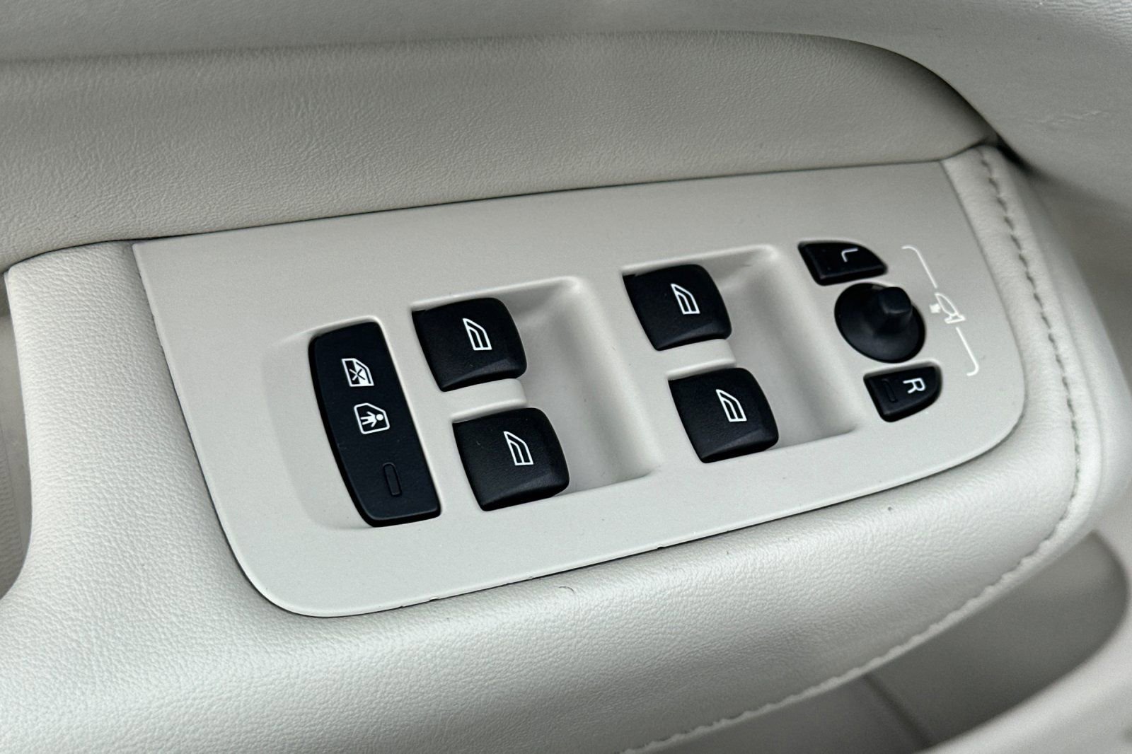 Used 2023 Volvo XC60 T8 Plus image 15