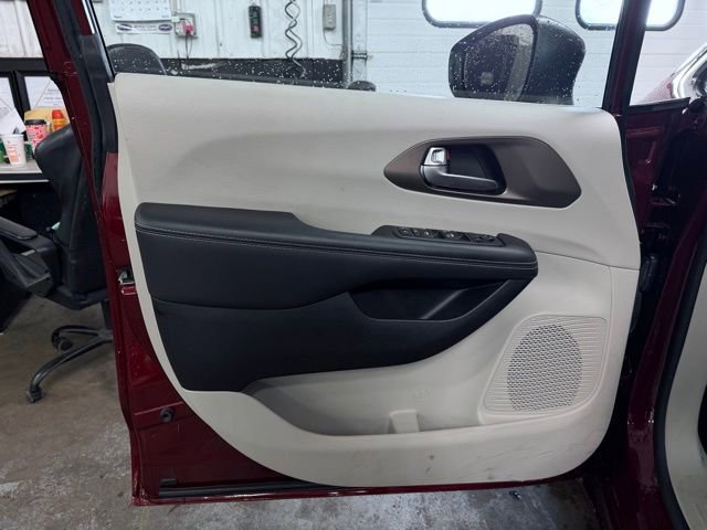 Used 2023 Chrysler Voyager LX FWD image 14
