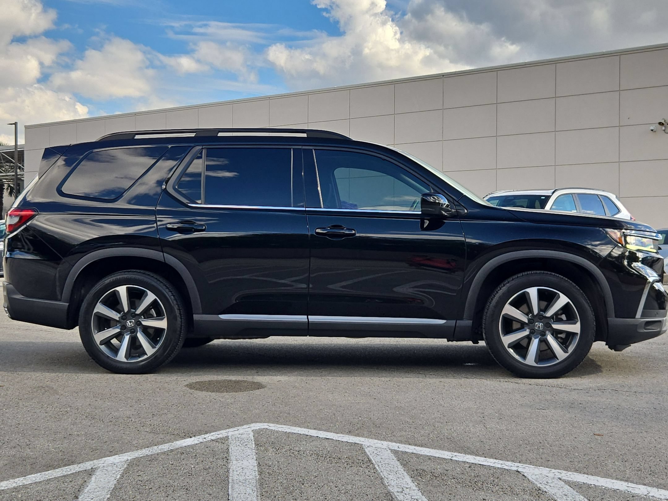 Used 2023 Honda Pilot Elite image 2