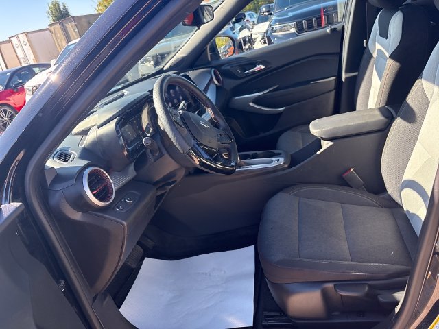Used 2025 Chevrolet Trax RS w/ Sunroof Package FWD image 8