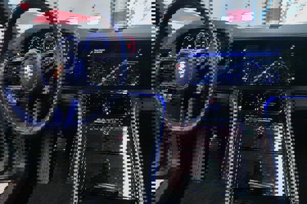 Used 2025 Porsche Panamera image 33